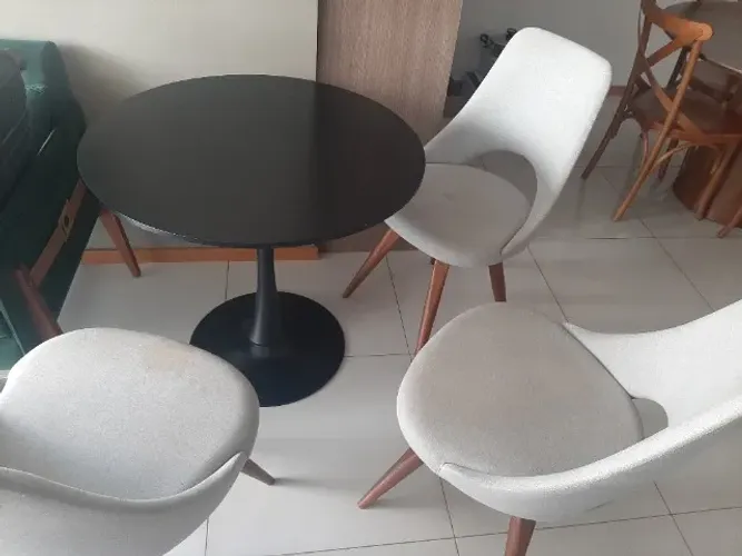 Mesa Tulipa Redonda + 04 Cadeiras Estofadas