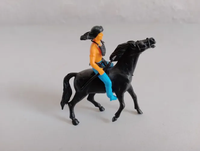 Miniatura de plástico Cavaleiro Índio Mini Brinquedo Anos 80 - Tamanho 5 cm.