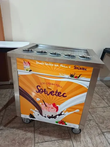 Máquina de sorvete na chapa 