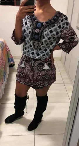 Vestido estampado Indiano com detalhe de pedraria na gola