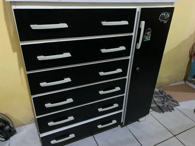 Cômoda Preta e Branco com 6 gavetas espaçosa e 1 Sapateira integrada. Em ótimo estado