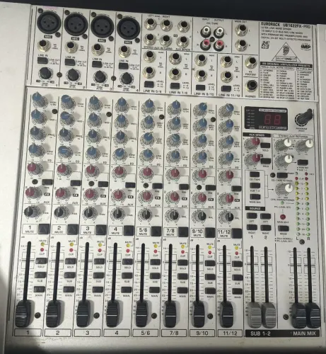 Mesa de Som Behringer 12 Canais