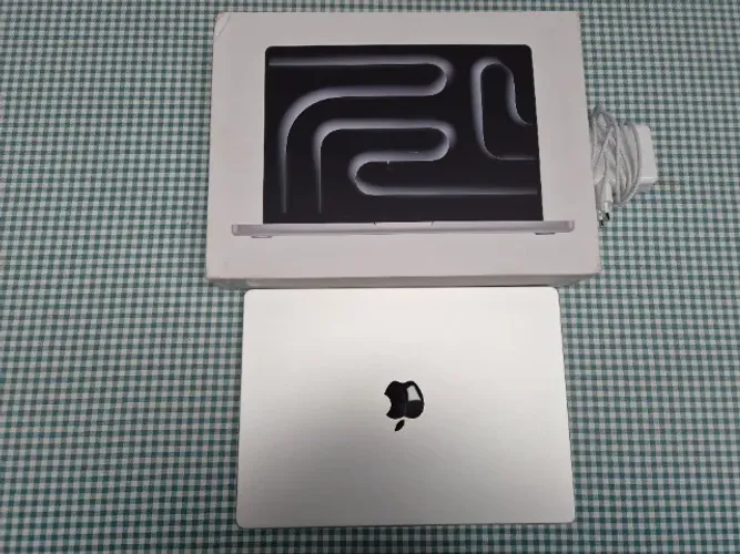 MACBOOK PRO M5 24GB RAM - 1TB SSD EM PERFEITO ESTADO COR PRATA