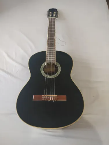 Violão Hofman usado, uma das cordas está quebrada