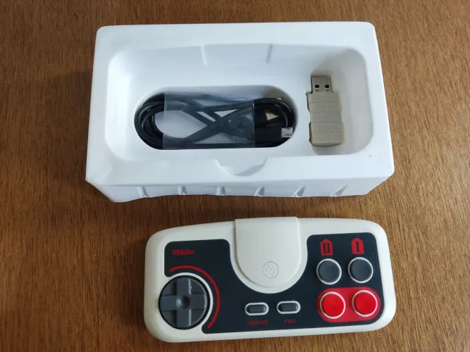 Controle 8BitDo PC Engine com Caixa e Cabos