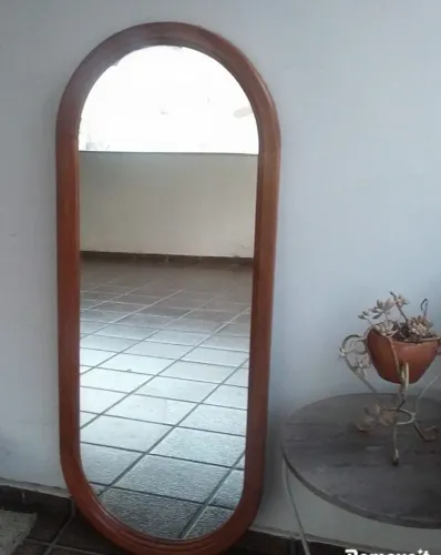Espelho com moldura nobre (cerejeira)