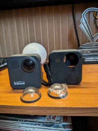 Gopro 360 + duas baterias + carregador de bateria + dois protetores de lente + case