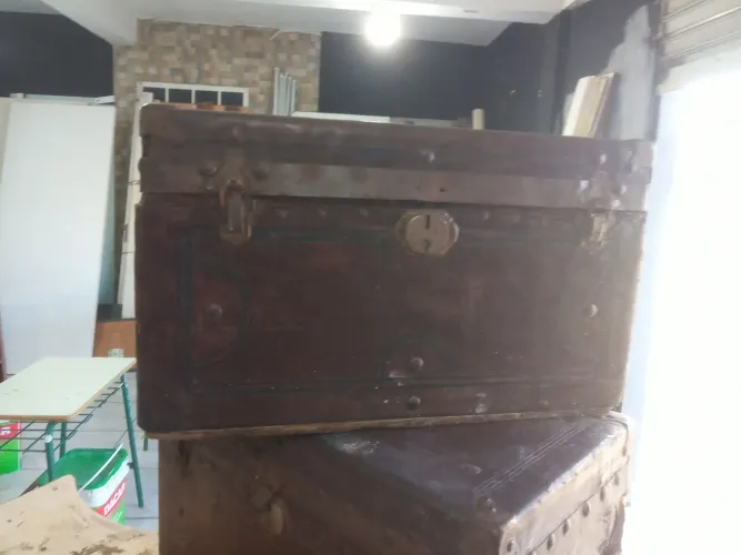 vendo bau em couro legitimo antiguidade