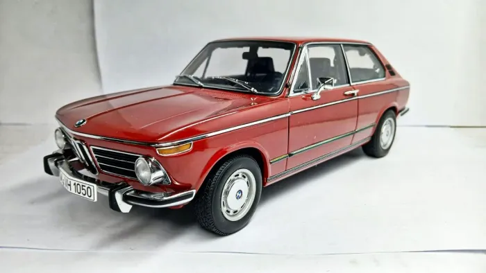 Miniatura BMW 2000 Touring 1/18