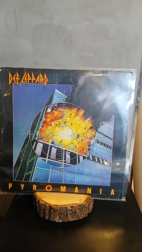 Disco de vinil do Def Leppard, álbum Pyromania. Lançado em 1983. <br><br>R$180,00