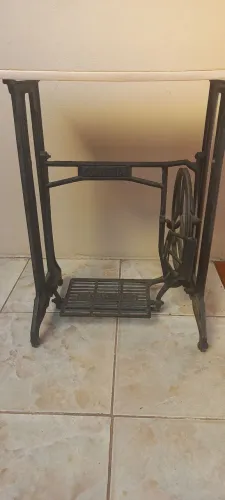 Pé de mesa ferro antigo 