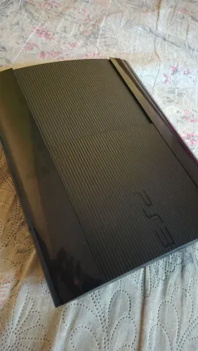 Playstation 3 super slim desbloqueado com loja de jogos e acompanha 2 controles