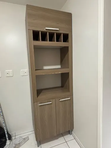 Armário multiuso com nichos