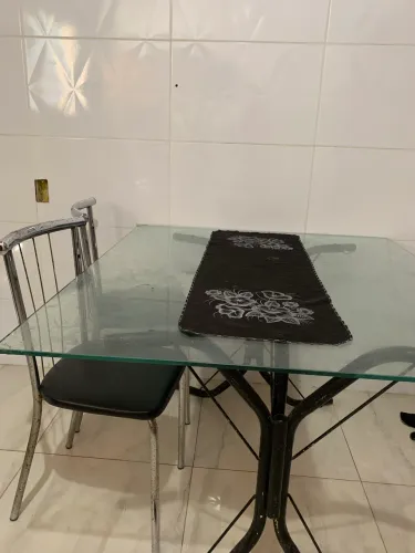 Vendo mesa acompanha 5 cadeiras