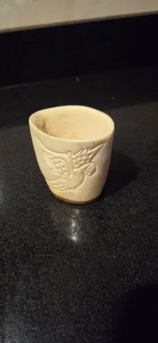 Mini Copo/Adorno Vintage em Osso Esculpido à Mão - Ave Tropical 8cm