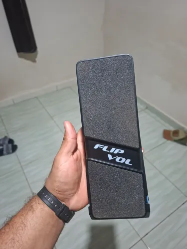 Pedal de volume e expressão.