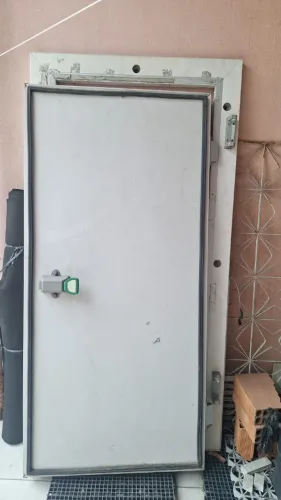 Título: Porta de Câmara Fria | Frigorífica Completa com Batente - Excelente Estado