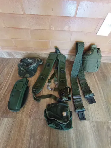Cinto, suspensório, cantil, bolsa acessório + boné