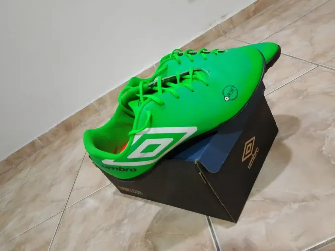 Chuteira Umbro Orbit verde 