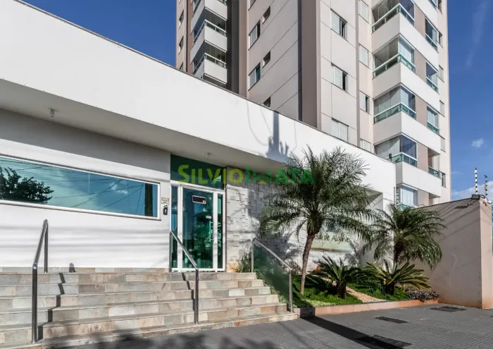 EXCELENTE APARTAMENTO DE 02 QUARTOS, SENDO 01 SUÍTE, PARA MORAR NO ED. SOLAR DE ALGARVES, 