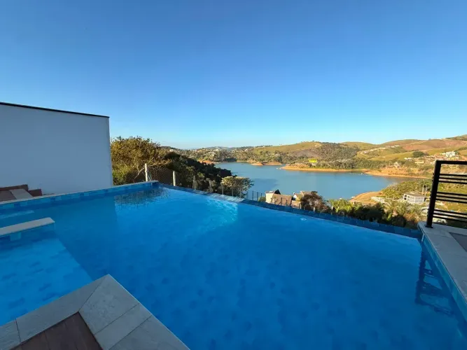 Casa de condomínio para venda tem 360 metros quadrados com 5 quartos