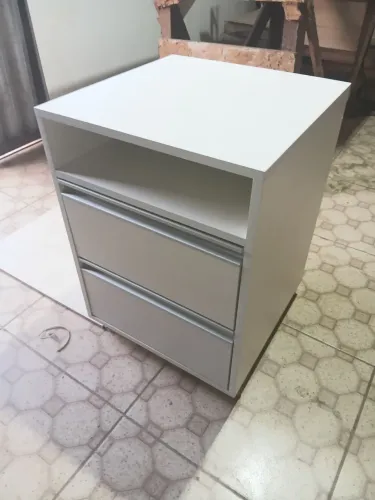 Vende-se criado mudo 2 gavetas com rodinhas