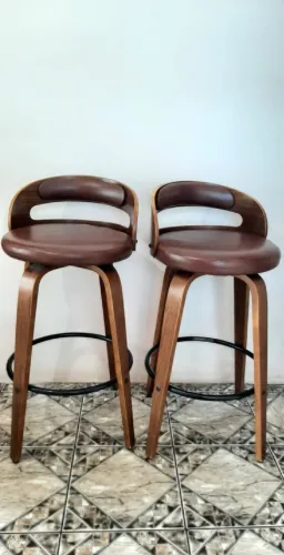 Par de Banquetas Altas em Madeira com Assento Estofado