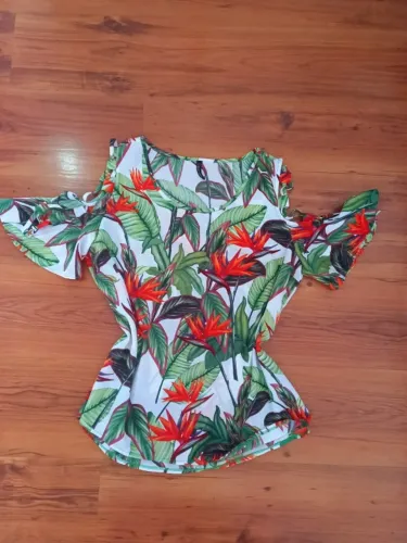 Blusa manga curta florida com fitas no ombro - tamanho G