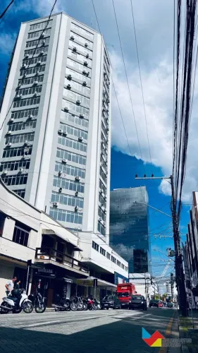 Sala Comercial no Centro de Itajaí, localizada à poucos metros do Ferry boat.