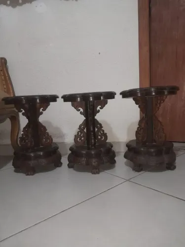 Conjunto mesinhas de canto oriental em Madeira nobre