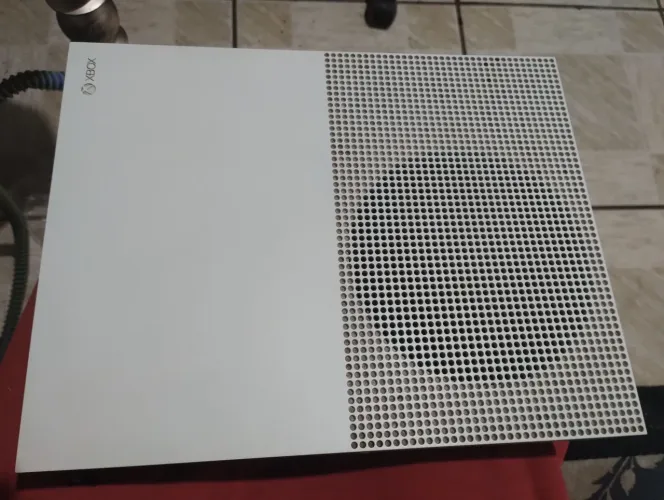 Vendo Xbox one s com todos os cabos e um controle o controle te q fazer manutenção