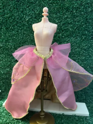 Saia capa Barbie Corinne - Filme Barbie e as 3 Mosqueteiras