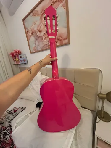 Violão rosa