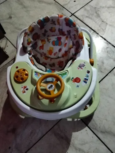 Andadeira, berço, cadeirinha de bebê, carrinho de bebê 