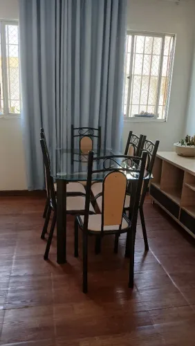 Mesa tampo de vidro com cadeiras