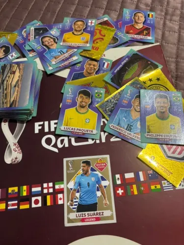 Luis Suárez legend gold 2022 mais 115 figurinhas incluindo brilhante e raras