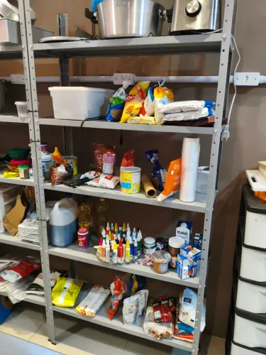 Estantes de aço