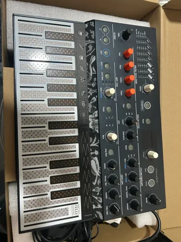 Arturia/ MicroFreak/ Synthesizer/sintetizador