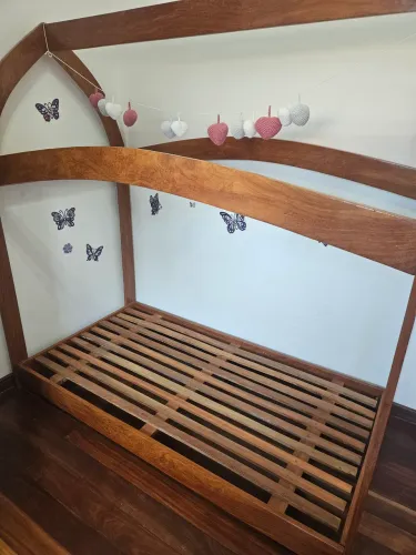 Cama infantil Montessoriana madeira maciça acompanha colchão.