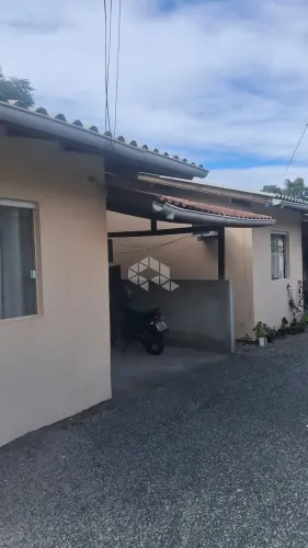 TERRENO 370 m² NO RIO VERMELHO COM 4 CASAS DE 42M² 2 E 3 QUARTOS COM VAGA