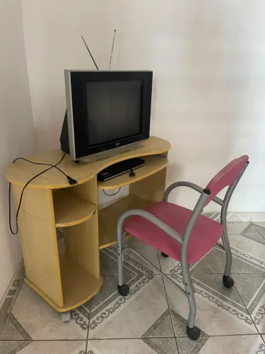 VENDO MESA PARA COMPUTADOR OU TV + CADEIRA DE RODINHAS
