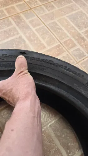 Pneu Continental 235/45 R18 para vulcanizar.