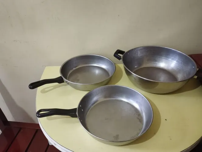 3 panelas de alumínio (2 frigideiras e 1 taxo)