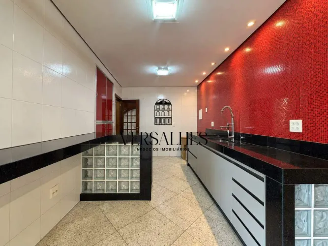 Casa para alugar com 04 quartos, 02 suítes, 05 banheiros, 03 vagas de garagem com 640m² -