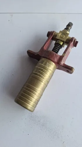 Extrusora de macarrão, peça antiga bronze com um molde para massa 289,00 somos loja - 2002