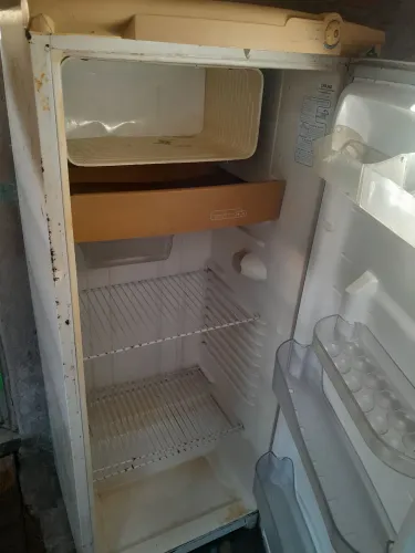 Vende-se uma geladeira