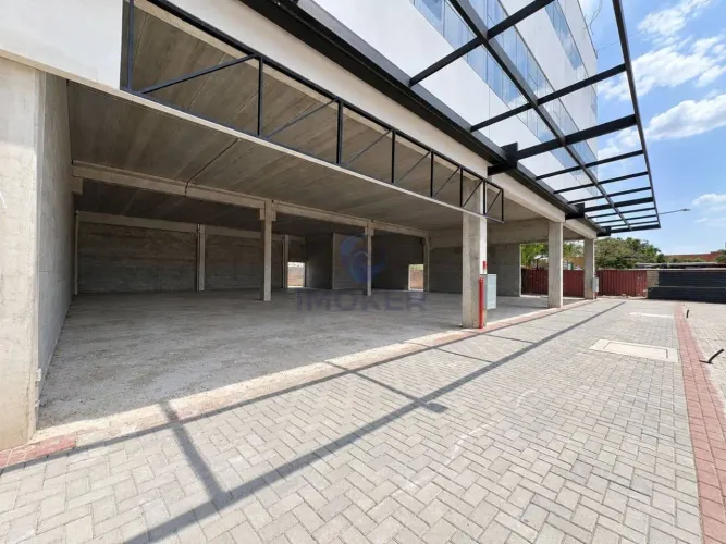 Galpão comercial térreo em Open Mall, Poá/SP; 570 m² (; pé-direito de 5 m; em padrão shell