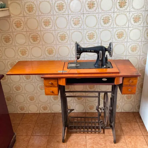 MAQUINA DE COSTURA ANTIGA