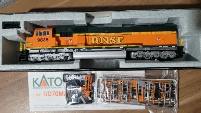 Locomotiva HO Kato SD70MAC BNSF #9838