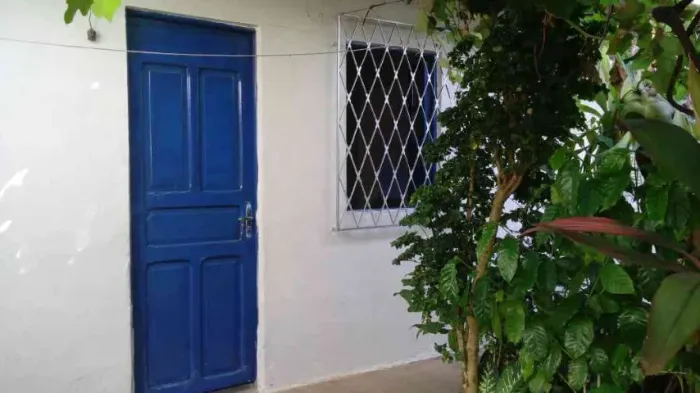 Alugo casa de fundos